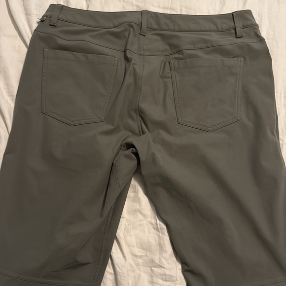 Lululemon Men’s ABC 5 Pocket Pants 36 Olive Green - Picture 3 of 4
